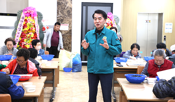 최재형군수가 작업장을 방문해 현장을 살펴보고 격려하고 있다. /제공 보은군