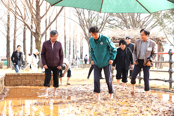 최재형 군수와 박동창 맨발걷기운동국민운동본부 회장 등이 매발로 황톳길을 걸어보고 있다. /사진 제공 보은군