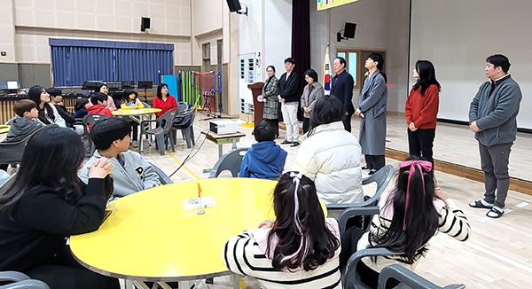 세중초 교직자들이 학생과 학부모들과 인사를 나누며 교육3주체가 하나가 되고 있다.