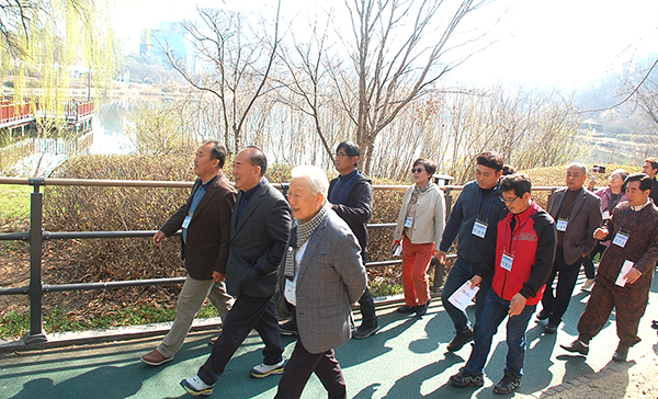 보발협 회원들이 오창호수공원 데크길을 걷고 있다.