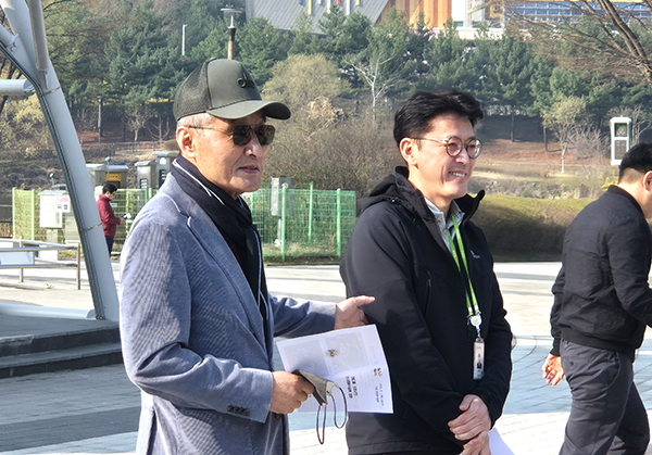 김상문 회장이 오창호수공원을 설명해 준 보은이 고향인 최광희 청주시청 팀장에게 감사를 표하고 있다.