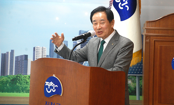 송기섭 진천군수가 발전하는 진천군의 전반을 설명하고 있다.