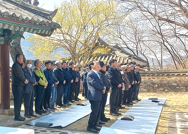 보은지역 유림과 자손들이 고봉사를 찾아 춘향제를 봉행하고 있다.