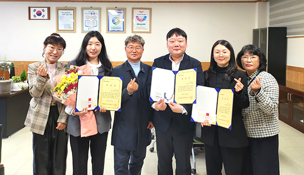 보은교육청이 청렴 우수직원과 친절 우수직원을 선정해 시상하고 있다.
