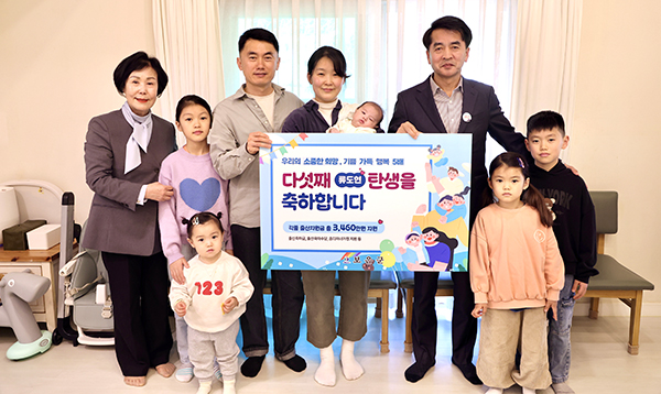 보은군 최재형 군수와 정말순 여성단체협의회장은 올해 다섯째 아이를 출산한 류지현.서유진 부부 가정을 방문해 축하와 출산지원금을 전달하고 있다. /제공 보은군