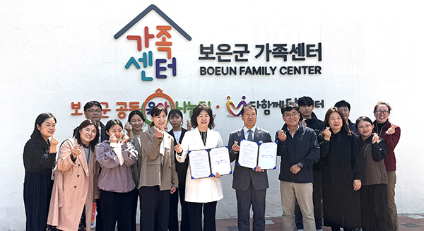 정해자 보은군가족센터장과 윤갑진 보은군체육회장 그리고 관계자들이 지난 8일 보은군가족센터에서 가족 친화적 체육 문화 조성을 위한 업무협약을 체결한 후 포토타임을 갖고 있다. /제공 보은군가족센터