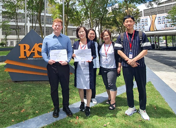 우수옥 수한초 교장이 말레이시아 래플즈 국제학교와 교류협약서를 교환하고 있다.