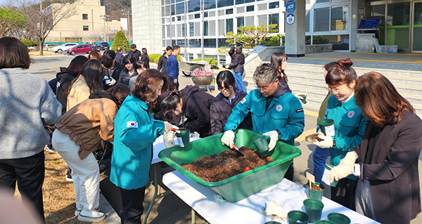 보은교육지원청 공직자들이 꽃묘를 식재하며 청렴의지를 다지고 있다.