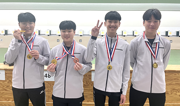 충북소년체전에서 금메달을 확득한 보은중 사격부 선수들.