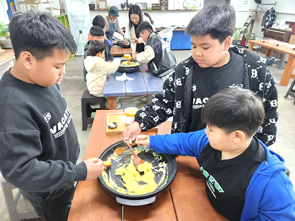 판동초 송죽분교 학생들이 달걀 요리를 하고 있다.