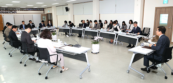 윤건영 충북교육청 교육감이 보은교육지원청을 찾아 보은지역 교육 실태 등을 살피고 있다.