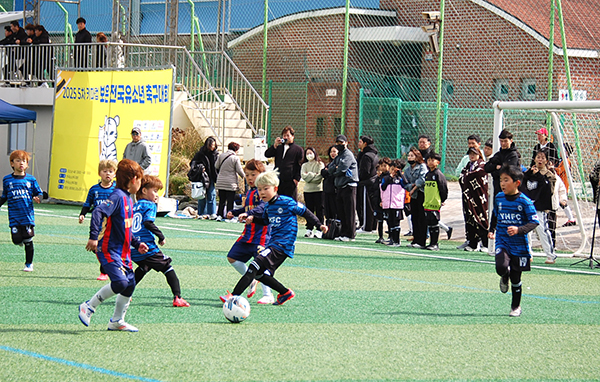 보은에서 펼쳐진 전국유소년 축구대회에서 대전티키타카팀과 경산YHFC팀의 경기가 진행되고 있다.