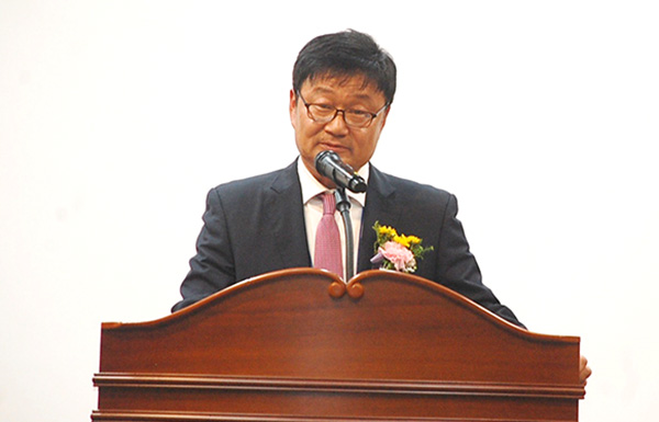 정일근 취임회장이 동문회를 이끌어갈 소신을 밝히고 있다.