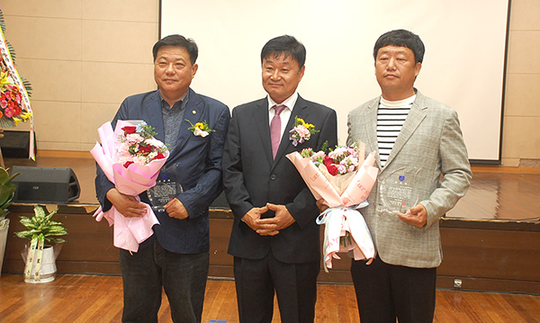 정일근 취임회장이 안광용 이임회장과 김홍철 사무국장에게 재직기념패를 전달하고있다.