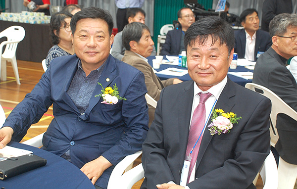보은고총동문회 안광용 이임회장과 정일근 취임회장이 다정한 모습을 보이고 있다.
