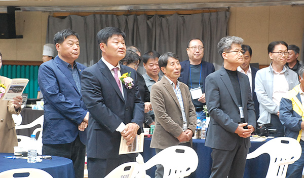 이취임식을 마친 동문들이 학창시절 추억을 떠올리며 교가를 부르고 있다.