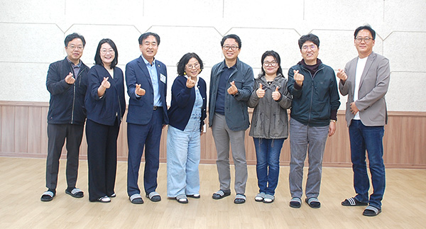 도시재생 토론회를 마친 이경노 의원과 이재순 교수 일행이 보은발전을 기원하고 있다. 