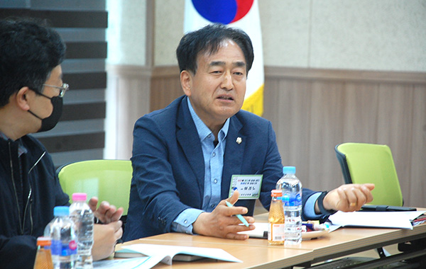 보은군의회 이경노 의원이 모두 발언을 하고 있다.