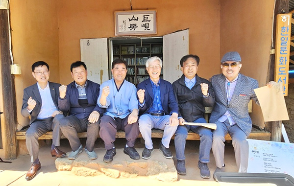정경재 보은문화원장, 우병기 보은신협 이사장, 정진원 전 스피치학원장, 조연환 전 산림청장, 이경노 군의원, 남광우 관장이 2주년을 축하하고 있다.