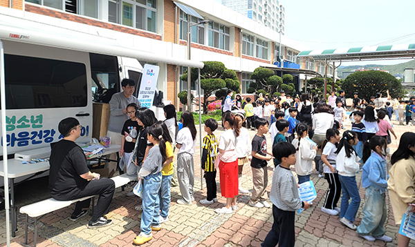 동광초등학교를 찾은 보은군 청소년상담복지센터 관계자들이 생명 존중 및 학교폭력 예방 켐페인을 펼치고 있다.
