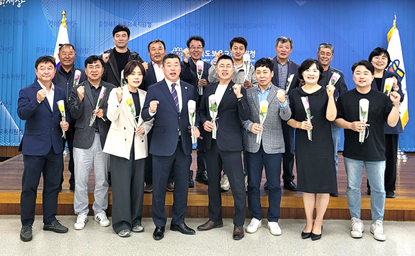 강문수(앞줄 오른쪽 네 번째)회장이 보은군학교운영위원회위원장들과 함께 보은교육발전 의지를 표출하고 있다.