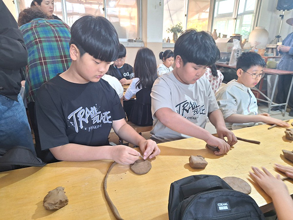 판동초 학생들이 진천군 문강면을 찾아 도자기를 만들고 있다.