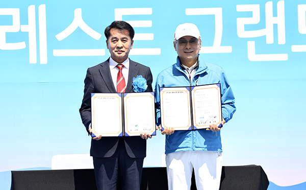 보은군 최재형(좌측) 군수와 애터미 박한길(우측) 회장이 상호 협력을 위한 업무 협약 체결 후 포토타임을 갖고 있다.