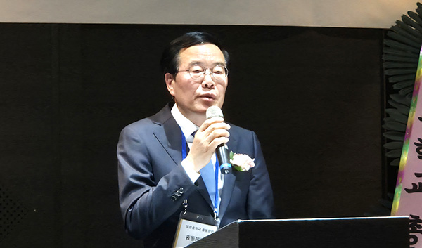 이태영 보은중학교 총동문회장이 인사를 하고 있다.