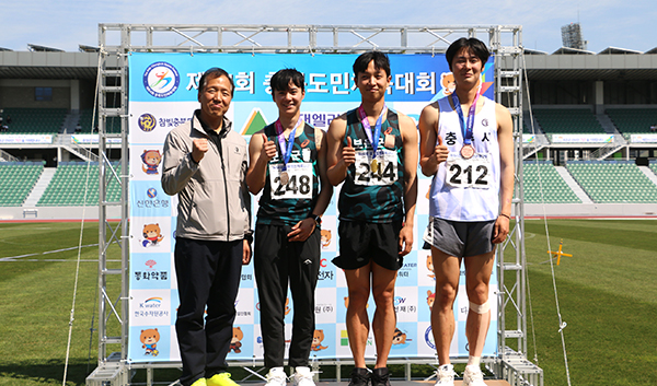 사진 : 육상 100m경기에서 1위와 2위를 차지한 이창수 선수와 최창희 선수가 금메달과 은메달을 목에 걸고 있다. 
