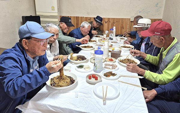 삼승면 어르신들이 진성각에서 준비한 음식을 맛나게 드시고 있다.