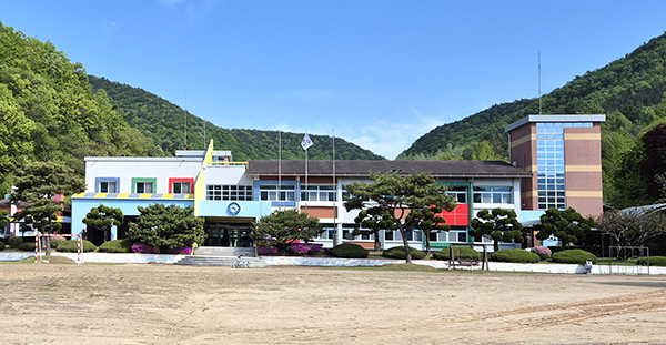 사진은 산외초 전경.