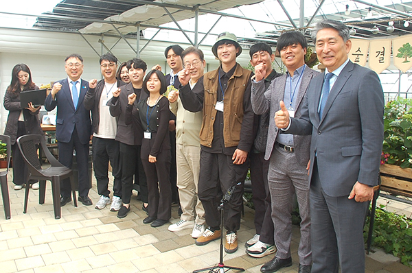 점심 식사를 마친 이재명 후보가 옥천으로의 이동을 위해 발 빠르게 움직이고 있다.