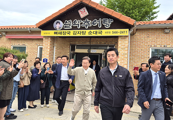 점심 식사를 마친 이재명 후보가 옥천으로의 이동을 위해 발 빠르게 움직이고 있다.
