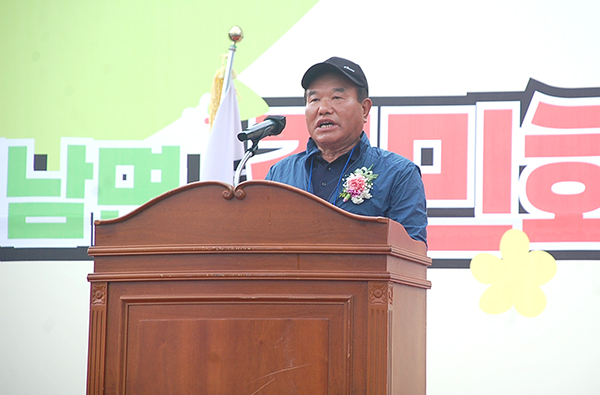 이명길 회남면민의 날 축제 추진위원장이 기념사를 하고 있다.