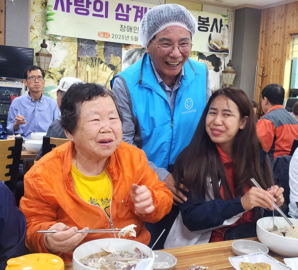 김원경 보은군장애인후원회장이 장애우들의 행복을 기원하고 있다.