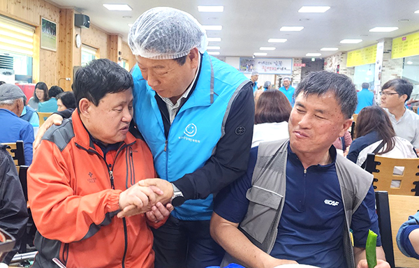 장애인후원회원인 보은신협 우병기 이사장이 황호태 회장과 인사를 나누고 있다.
