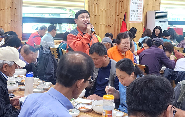황호태 회장이 감사 인사를 하고 있다.