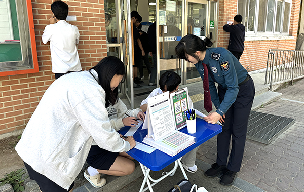 학교전담 경찰관들이 보은고등학교를 찾아 ‘MEET YOUR SPO’캠페인을 펼치고 있다.