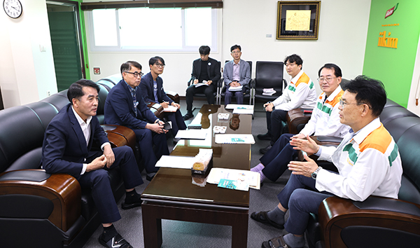 금명간 보은군의 인구 3만 명 붕괴가 예측됨에 따라 보은군 최재형 군수를 비롯한 관계자들이 ㈜이킴 등 지역 내 업체를 찾아 내고장 내직장 보은愛 주소갖기 운동에 대해 설명하며 협조를 구하고 있다. /제공 보은군