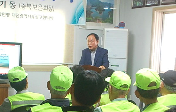 김기동 보은군자연보호협의회장이 유성구자연보호협의회원들을 상대로 자연보호의 필요성을 역설하고 있다.