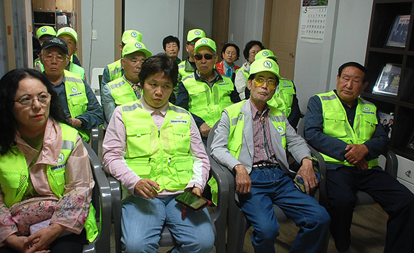 강의를 듣고 있는 유성구자연보호협의회원들.