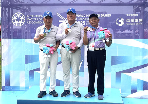 제27회 대만국제우드볼대회에 출전한 박창흠(사진 중앙) 보은군우드볼협회장이 은메달을 목에 걸고 있다.