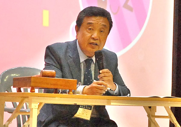 김성균 동광초 총동문회장이 정기총회에서 안건 승인을 요청하고 있다.