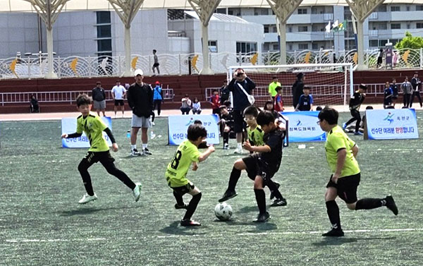 제3회 옥천향수배 전국 유소년축구대회에서 보은스포츠클럽 소년축구클럽팀이 열띤 경기를 펼치고 있다.