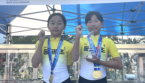 금메달 2개와 동메달1개를 획득한 민지희(좌) 선수와 금메달 1개를 획득한 박초율 학생.