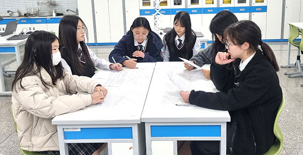 속리산중 학생들이 보은청소년과학페어에서 실력을 발휘하고 있다.