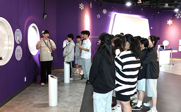 속리산중 학생들이 항공우주박물관을 섬세히 살피며 우주로의 꿈을 키우고 있다.