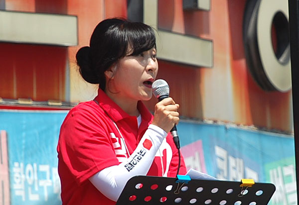 보은군의회 장은영 의원이 기호 2번 김문수 후보 지지의 필요성을 역설하고 있다.