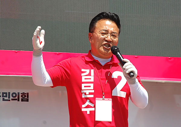 서승우 국민의힘 충북도당위원장이 민주당 이재명 후보의 문제를 꼬집고 있다.