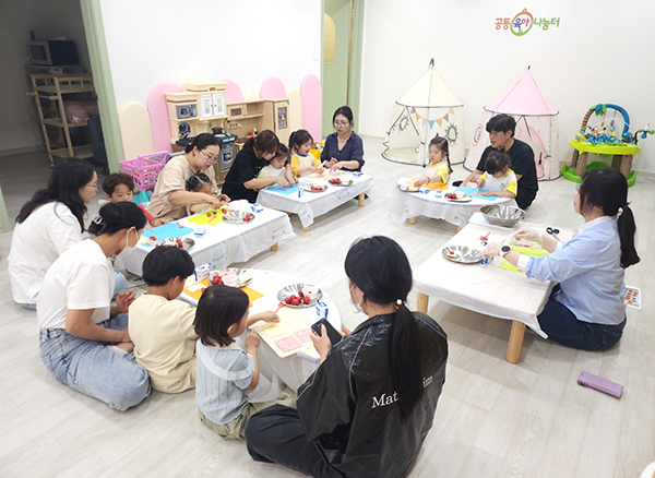 놀이공간과 수유실 등 여러 편의시설을 갖추고 있는 보은군 공동육아나눔터에서 부모와 아이들이 함께 만들기를 하는 있다. /제공 보은군